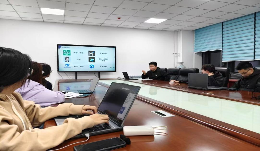 提升數字素養，賦能職業未來——機械工程學院就業委員會開展辦公技能與AI應用專項培訓
